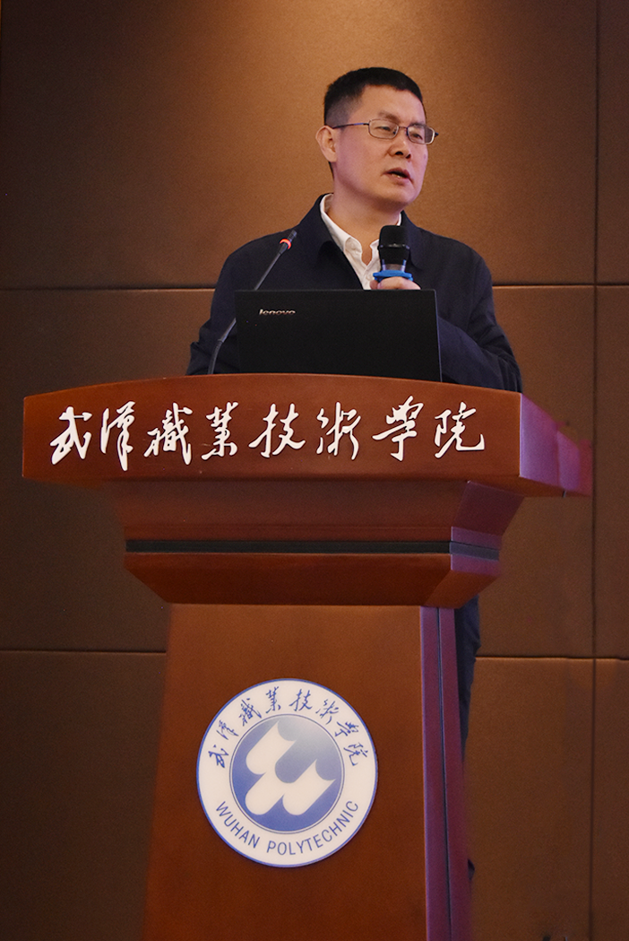 鄭順義教授也向在座的武職學(xué)生們作了“工業(yè)攝影測量技術(shù)研究及應(yīng)用”主題報告
